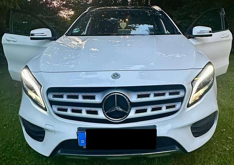 Weiß Gebraucht 2019 Mercedes GLA200 AMG line SUV | 23.800 € (Guter Preis) - Bild 1/4