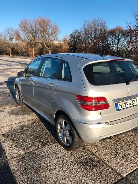 Gebraucht Mercedes B180 109 PS (80 kW) 2011 Silber Van / Kleinbus