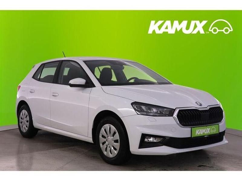 Bila moon/moon white Gebraucht 2024 Skoda Fabia Essence Limousine | 14.850 € (Guter Preis) - Bild 1/3