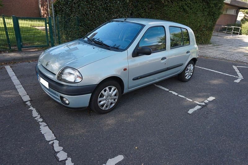 Silber Gebraucht 2000 Renault Clio II Kleinwagen | 2.500 € (Fairer Preis) - Bild 1/4