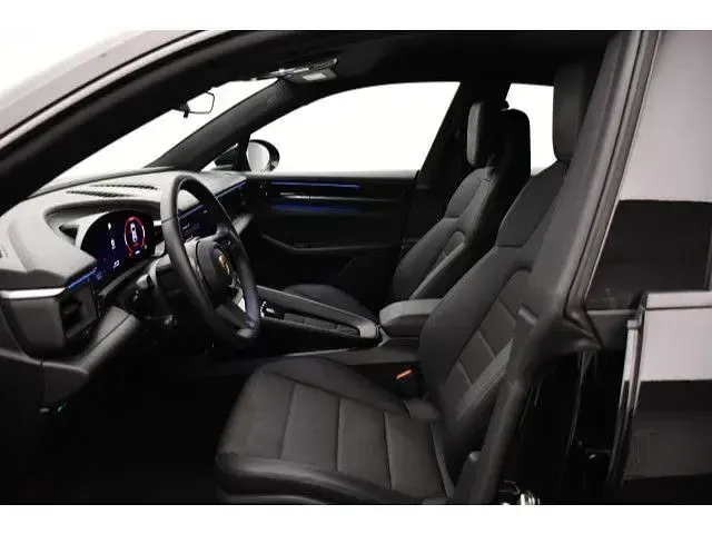 Second-hand Porsche Macan 4 Electric 284 kW (387 CP) 2024 Negru SUV