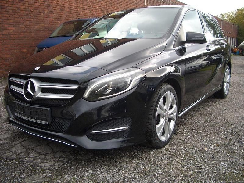 Schwarz Gebraucht 2016 Mercedes B180 Van / Kleinbus | 8.850 € (Guter Preis) - Bild 1/4
