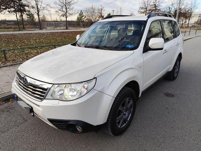 Weiß Gebraucht 2009 Subaru Forester SUV | 6.900 € (Fairer Preis) - Bild 1/4