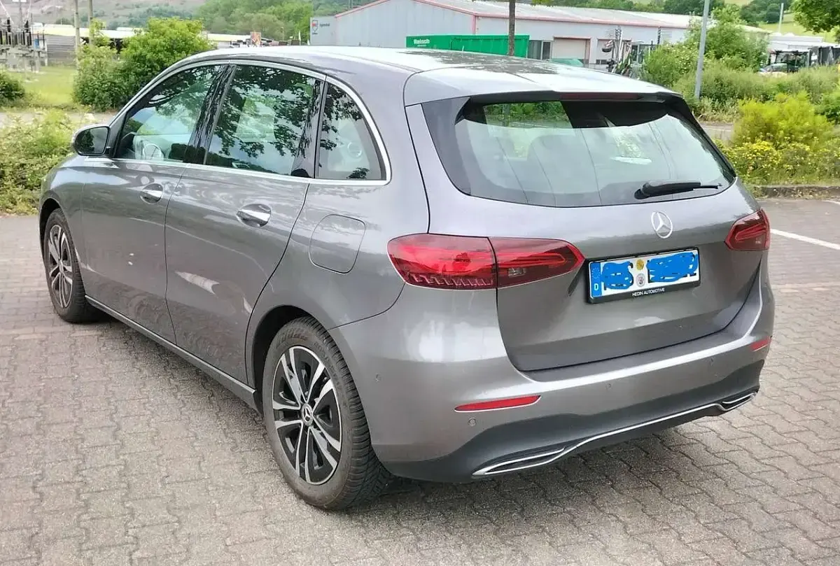 Gebraucht Mercedes B200 Advanced 163 PS (119 kW) 2024 Grau Kleinwagen