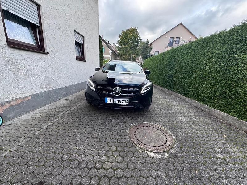 Schwarz Gebraucht 2018 Mercedes GLA220 SUV | 24.550 € (Teuer) - Bild 1/4