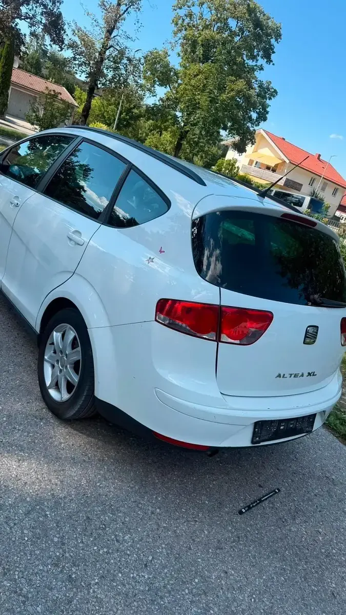 Gebraucht Seat Altea XL 105 PS (77 kW) 2011 Weiß Van / Kleinbus