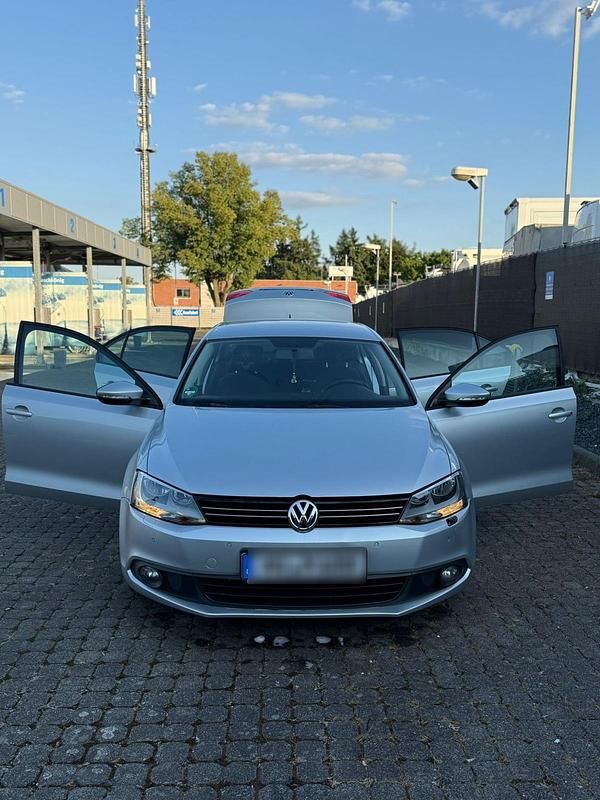 Silber Gebraucht 2011 VW Jetta Limousine | 3.900 € (Guter Preis) - Bild 1/4