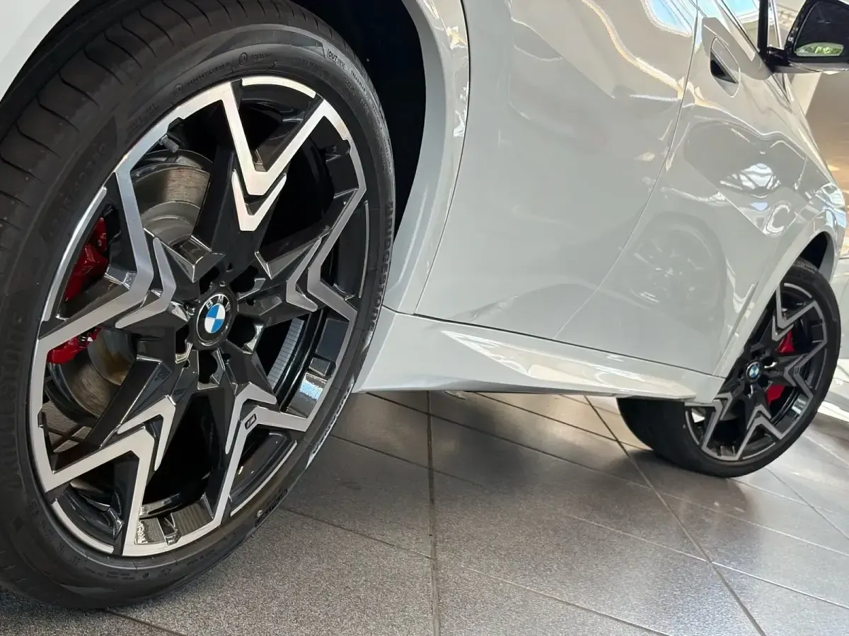 Neu BMW iX2 Performance 150 kW (204 PS) 2026 Alpinweiss iii SUV