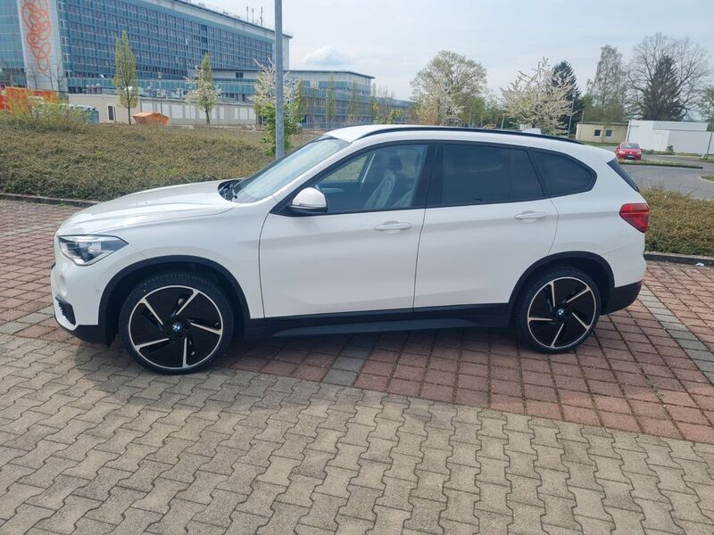 Weiß Gebraucht 2018 BMW X1 Sport Line SUV | 16.900 € - Bild 1/4