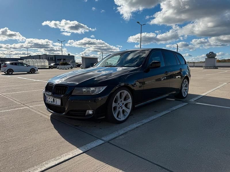 Schwarz Gebraucht 2009 BMW 318 Kombi | 3.800 € (Teuer) - Bild 1/4