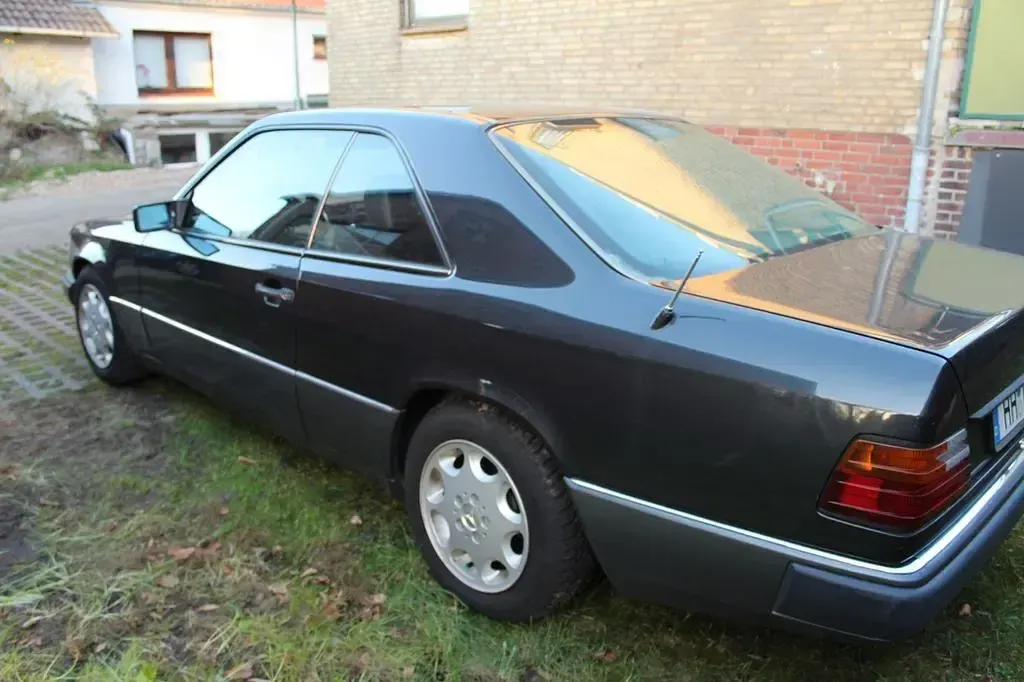 Gebraucht Mercedes 230 132 PS (97 kW) 1992 Schwarz Coupé