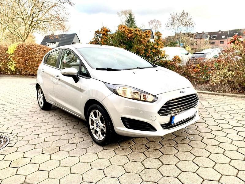 Silber Gebraucht 2013 Ford Fiesta Kleinwagen | 3.555 € (Fairer Preis) - Bild 1/4