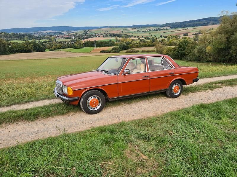 Gebraucht Mercedes 200 109 PS (80 kW) 1983 Rot Limousine