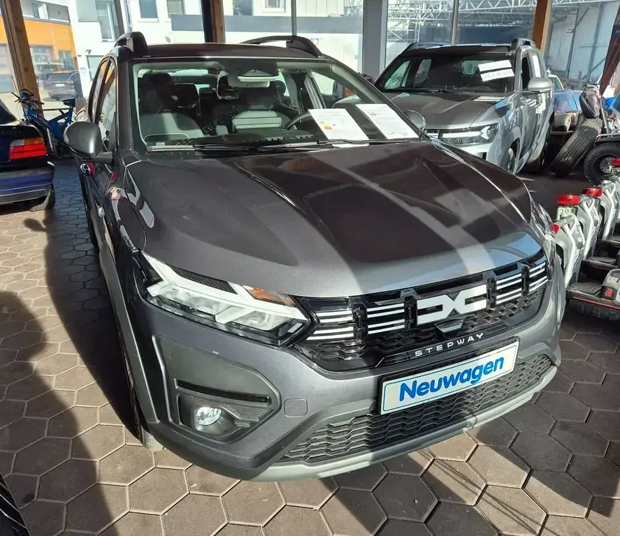 Neu Dacia Sandero Stepway 91 PS (66 kW) 2025 Grau Limousine