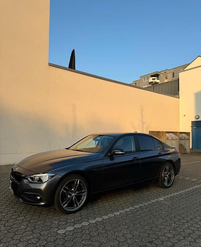 Grau Gebraucht 2016 BMW 318 Limousine | 13.000 € (Fairer Preis) - Bild 1/4