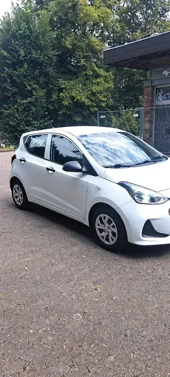 Gebraucht Hyundai i10 Pure 67 PS (49 kW) 2019 Weiß Kleinwagen