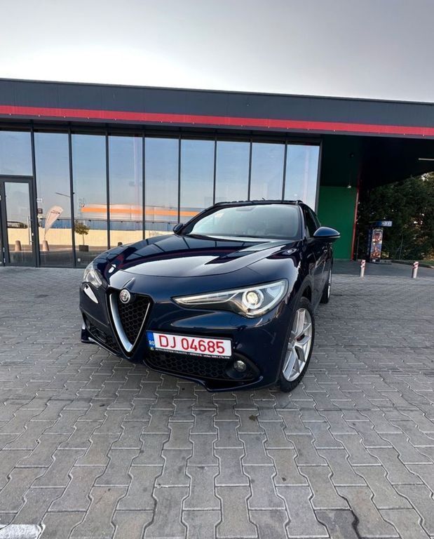 Blau Gebraucht 2018 Alfa Romeo Stelvio Ti SUV | 22.900 € (Etwas zu teuer) - Bild 1/4