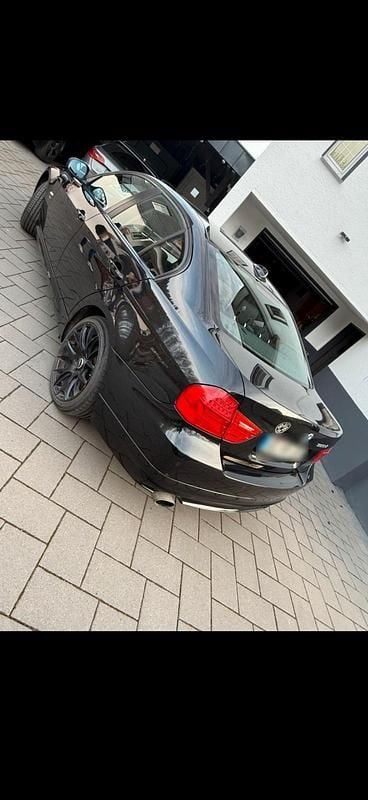 Gebraucht BMW 320 177 PS (130 kW) 2010 Schwarz Limousine