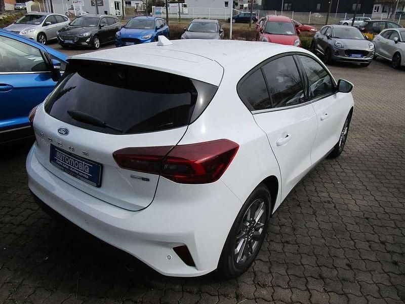 Gebraucht Ford Focus Titanium 125 PS (91 kW) 2022 Frost weiß Limousine