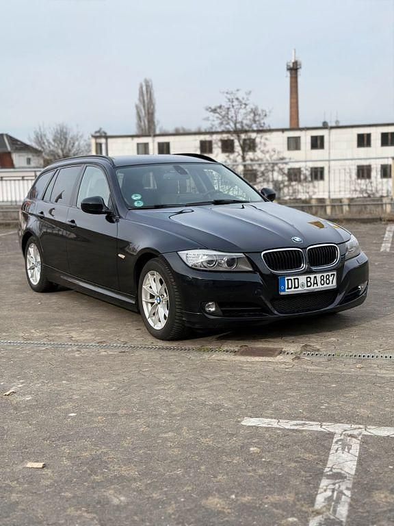 Gebraucht BMW 318 143 PS (105 kW) 2011 Schwarz Kombi
