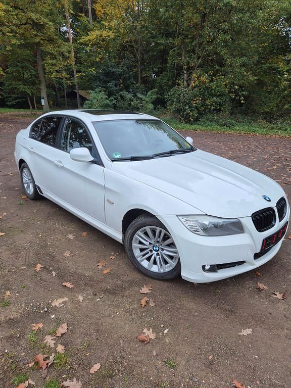 Weiß Gebraucht 2009 BMW 320 Limousine | 5.100 € (Guter Preis) - Bild 1/4