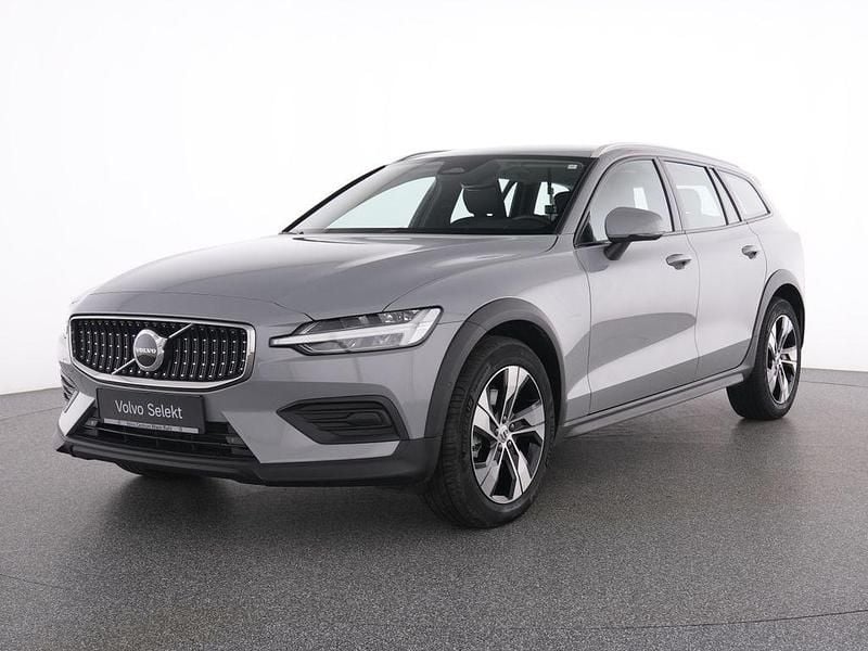 Gebraucht Volvo V60 CC Plus 197 PS (144 kW) 2024 Grau vapour grey / metallic Kombi
