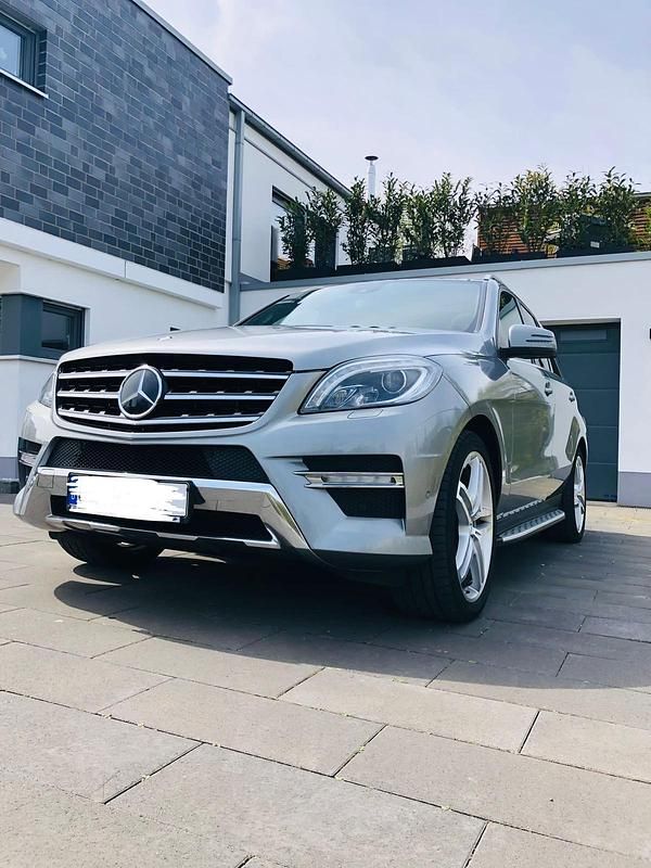 Grau Gebraucht 2012 Mercedes ML350 AMG SUV | 25.000 € (Teuer) - Bild 1/4