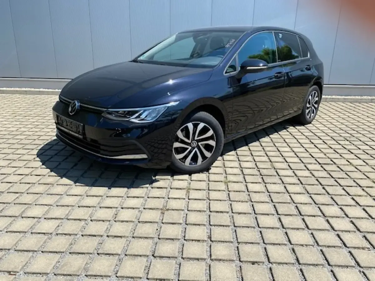 Gebraucht VW Golf VIII Active 131 PS (96 kW) 2021 Deep black perleffekt (metallic) Limousine