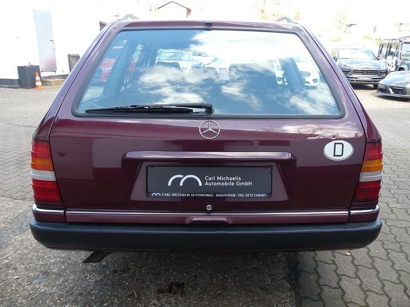 Second-hand Mercedes E300 220 CP (161 kW) 1992 Roșu