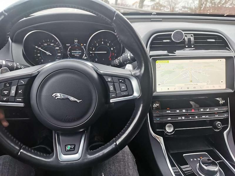 Gebraucht Jaguar XE R-Sport 250 PS (183 kW) 2019 Grau Limousine