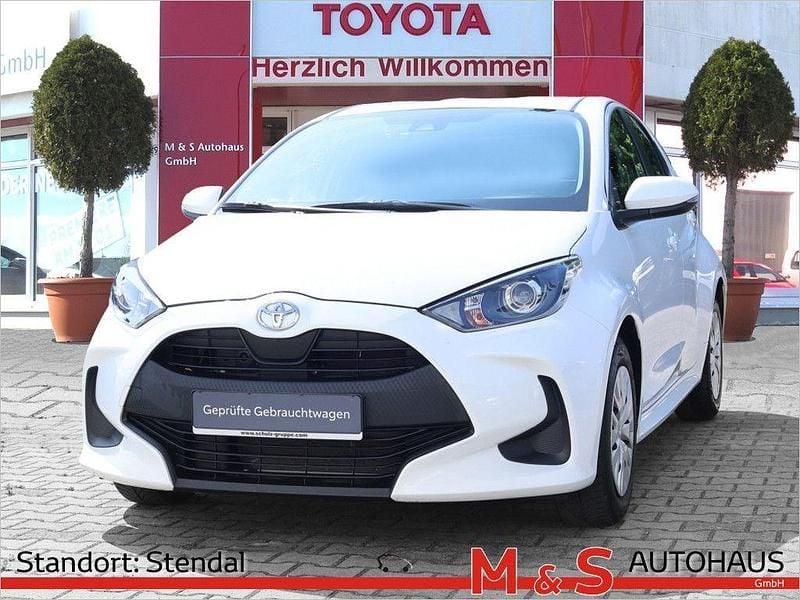 Weiß Gebraucht 2022 Toyota Yaris Basis Limousine | 12.750 € (Fairer Preis) - Bild 1/4