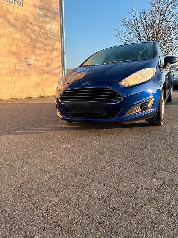 Gebraucht Ford Fiesta 101 PS (74 kW) 2014 Blau Kleinwagen