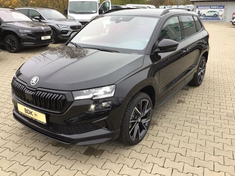 Schwarz Neu 2024 Skoda Karoq SportLine SUV | 34.890 € (Fairer Preis) - Bild 1/4