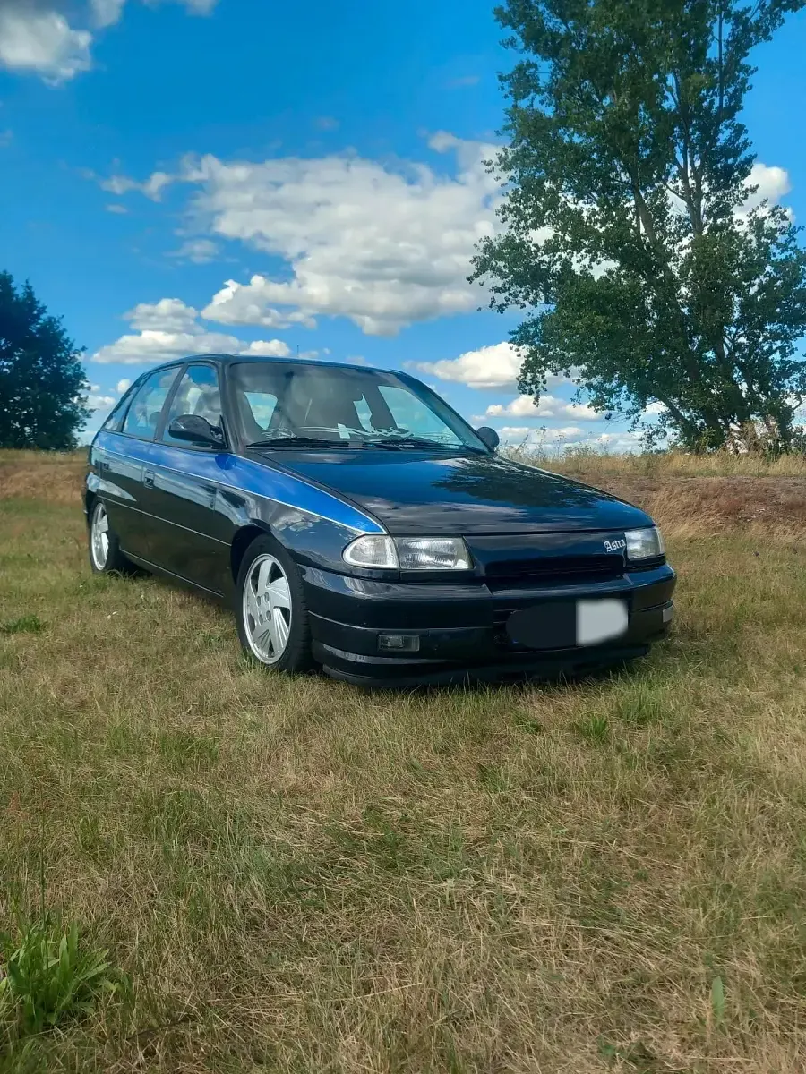 Gebraucht Opel Astra 101 PS (74 kW) 1993 Schwarz Kleinwagen