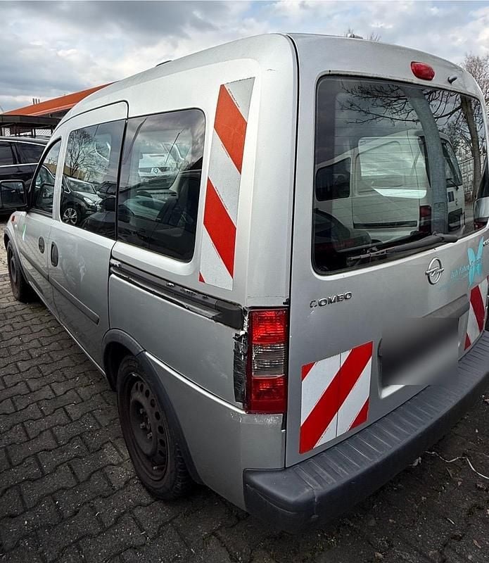 Usado Opel Combo 94 HP (69 kW) 2008 Prateado Monovolume