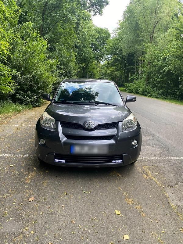 Grau Gebraucht 2009 Toyota Urban Cruiser SUV | 3.800 € (Fairer Preis) - Bild 1/4