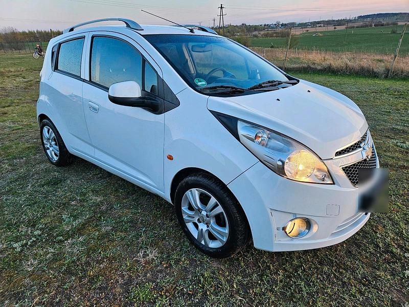 Gebraucht Chevrolet Spark 90 PS (66 kW) 2010 Weiß Kleinwagen