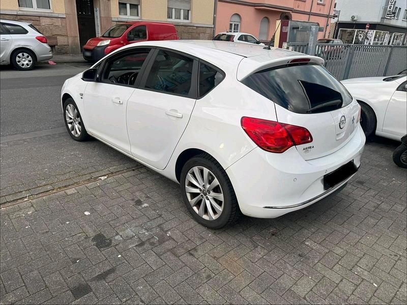 Gebraucht Opel Astra 116 PS (85 kW) 2013 Weiß Limousine