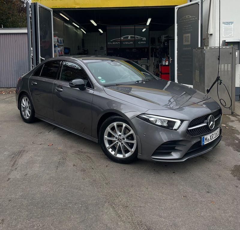 Grau Gebraucht 2020 Mercedes A200 AMG line Limousine | 22.499 € (Fairer Preis) - Bild 1/4