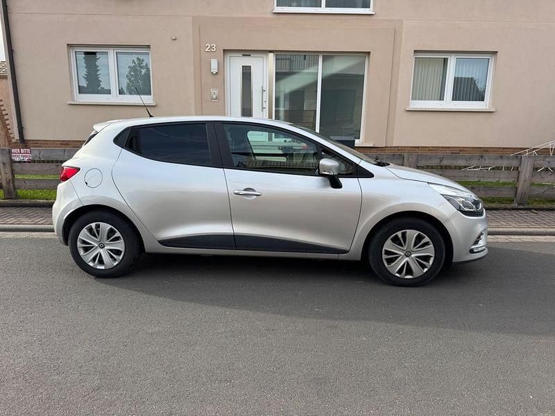 Grau Gebraucht 2016 Renault Clio IV Kleinwagen | 7.499 € (Fairer Preis) - Bild 1/4