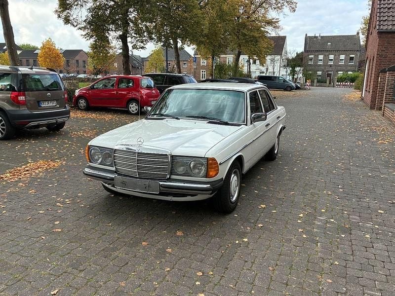 Weiß Gebraucht 1982 Mercedes 240 Limousine | 15.999 € - Bild 1/4