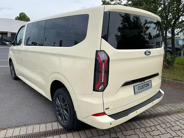 Neu Ford Tourneo Titanium 170 PS (125 kW) 2026 Folierung hellelfenbein ral 10 Van / Kleinbus