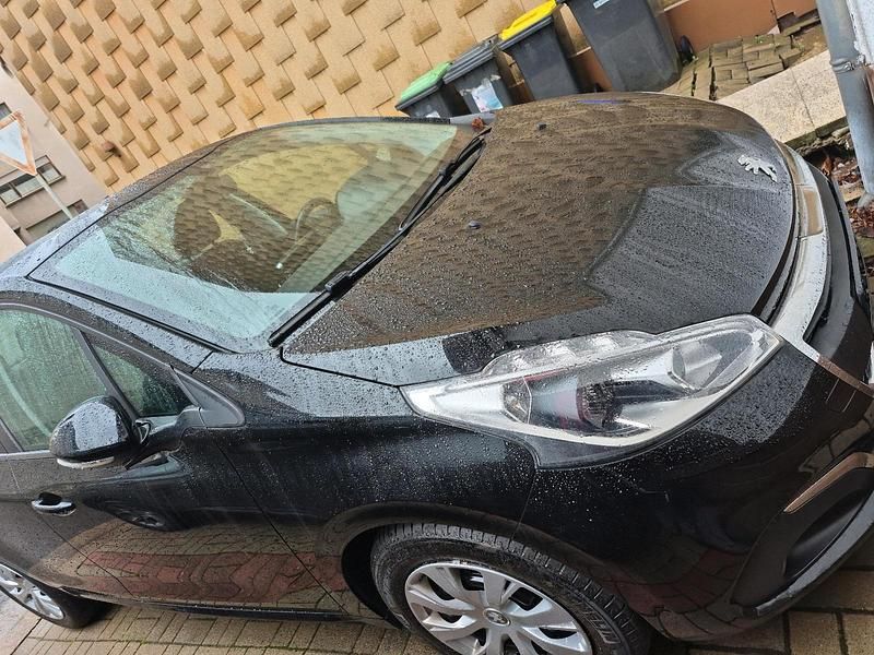 Gebraucht Peugeot 208 Active 83 PS (61 kW) 2018 Schwarz Kleinwagen