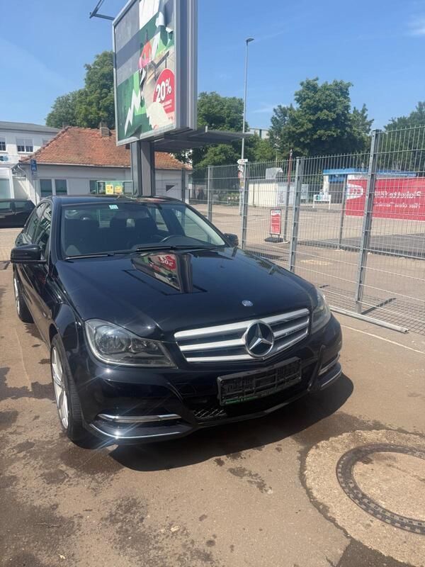 Schwarz Gebraucht 2012 Mercedes C200 Avantgarde Limousine | 12.900 € (Etwas zu teuer) - Bild 1/4