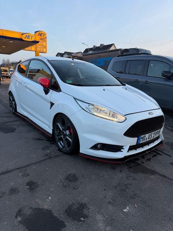 Weiß Gebraucht 2017 Ford Fiesta Sport Kleinwagen | 10.499 € (Fairer Preis) - Bild 1/4