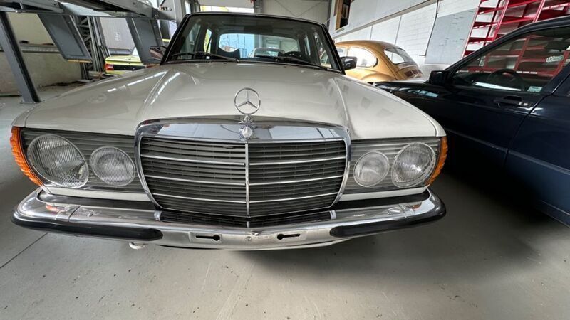 Gebraucht Mercedes 230 109 PS (80 kW) 1977 Weiß Limousine