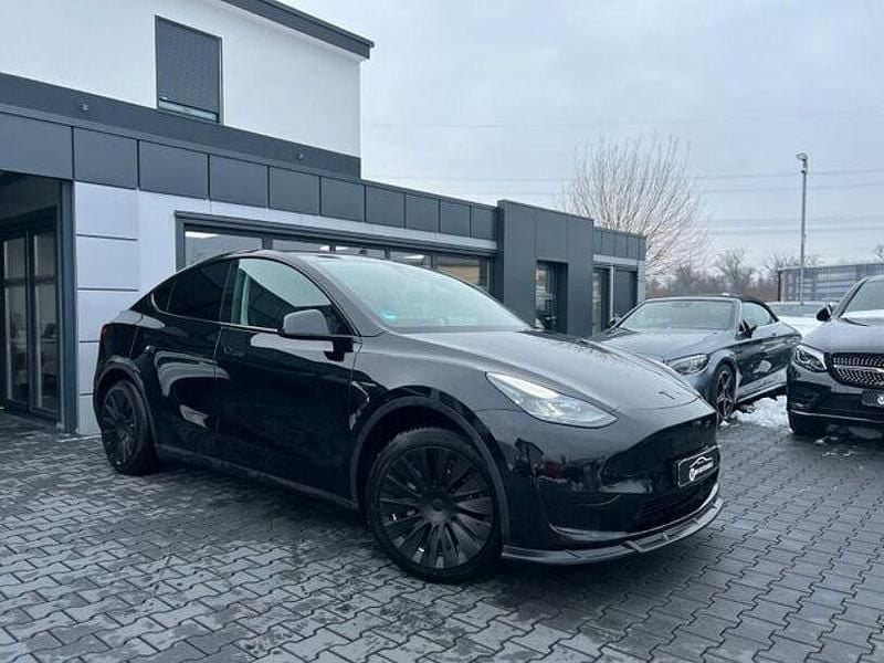 Schwarz Gebraucht 2023 Tesla Model Y Standard Range SUV | 29.890 € (Guter Preis) - Bild 1/4