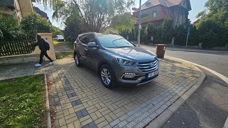 Grau Gebraucht 2017 Hyundai Grand Santa Fe Premium SUV | 25.500 € (Fairer Preis) - Bild 1/4