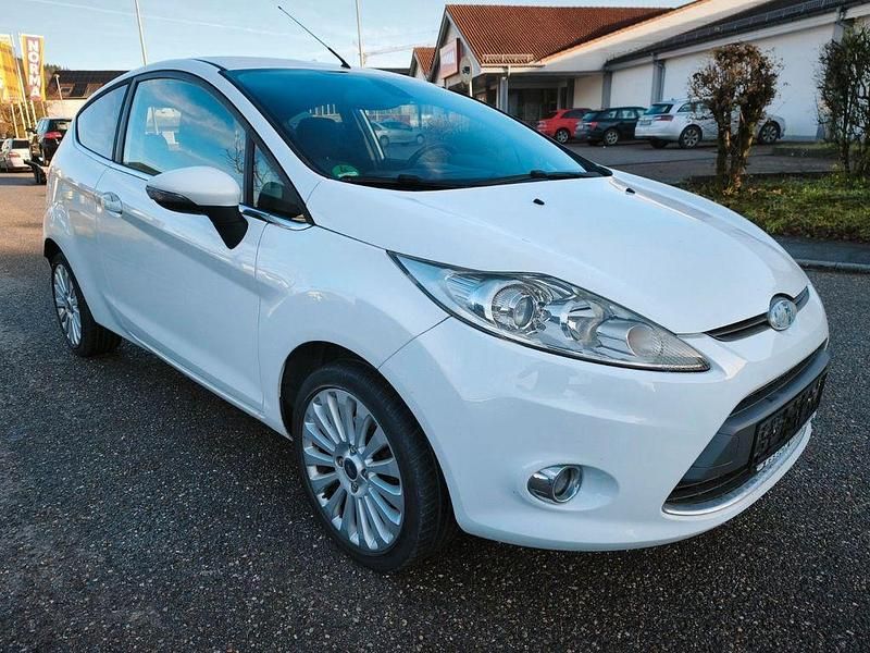 Weiß Gebraucht 2009 Ford Fiesta Titanium Kleinwagen | 4.450 € (Fairer Preis) - Bild 1/4