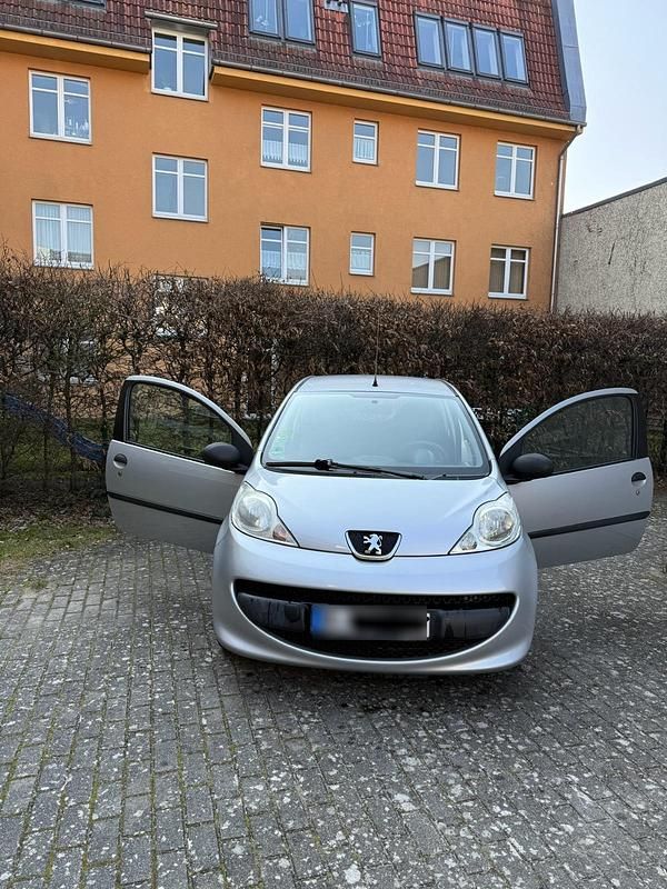 Gebraucht Peugeot 107 68 PS (50 kW) 2007 Silber Kleinwagen